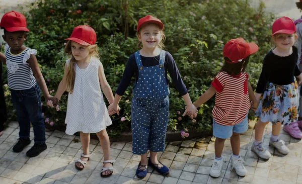 Barn lärande utomhus i botaniska park — Stockfoto