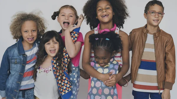 Diversidade crianças juntos sorrindo — Fotografia de Stock