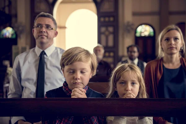 Rodina se modlí v kostele — Stock fotografie