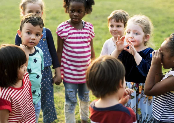 Grupp av dagis spelar på park — Stockfoto