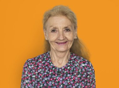 Studio gülümseyen kadın kıdemli