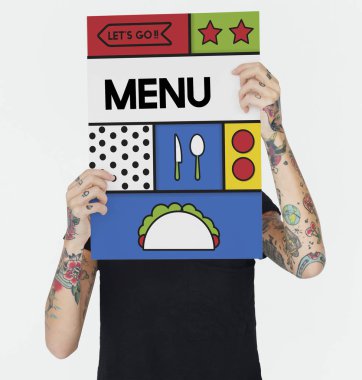 Dövmeli kişi holding afiş. 