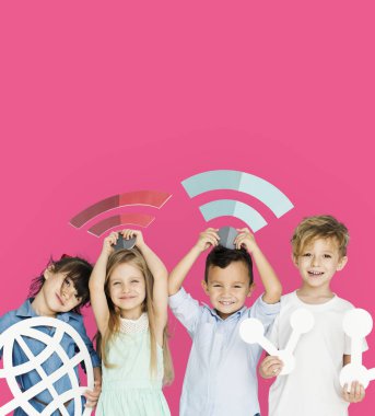  Teknoloji sembolleri tutan çocuk