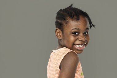 küçük kız gülümseyerek