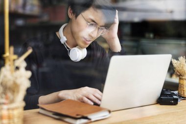 Genç Asyalı çocuk dizüstü bilgisayar kullanarak