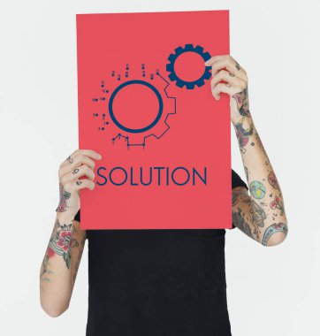 Dövmeli kişi holding afiş. 