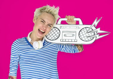 Kağıt radyo tutan kadın