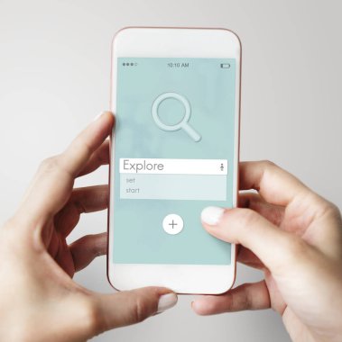 Akıllı telefon kullanan kadın