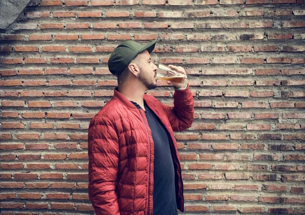 Man drinkt Craft Beer — Stockfoto