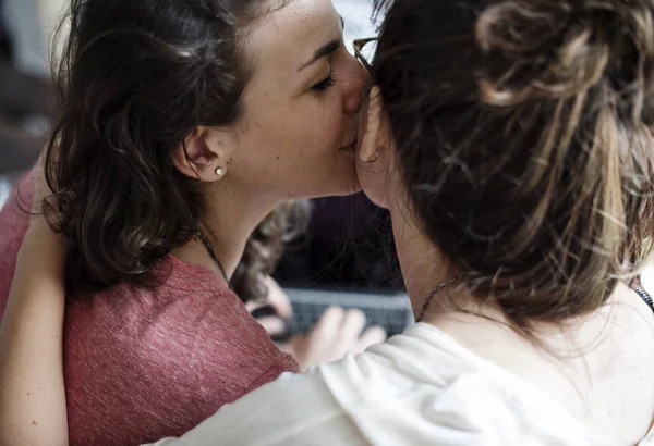 Lesbianas besándose — Foto de Stock