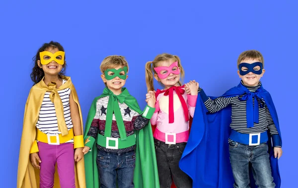 Gelukkige kinderen in superheld kostuums — Stockfoto