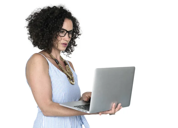 Dizüstü bilgisayar kullanarak kıvırcık saçlı kadın — Stok fotoğraf