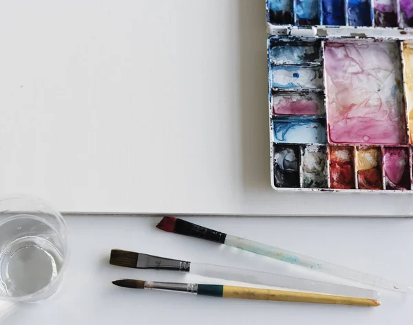 Akvarell festék és a vázlat pad — Stock Fotó
