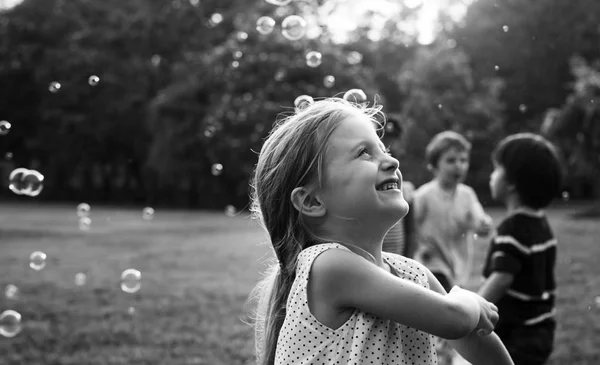 Niños jugando con burbujas —  Fotos de Stock