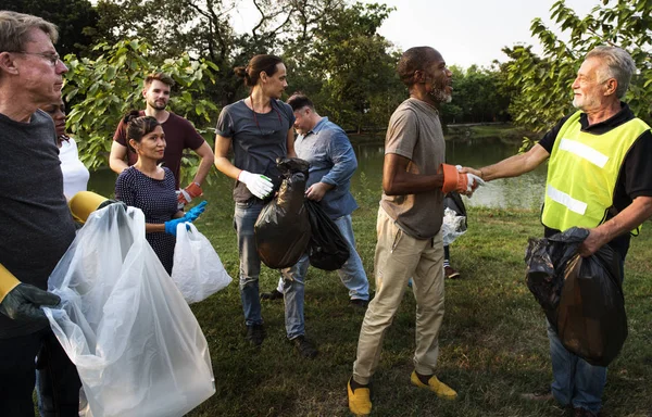 Gente voluntariado proyecto de caridad — Foto de Stock