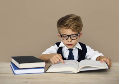 Küçük iş adamı çalışma masasında 