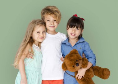 Çocuklar birlikte sarılma