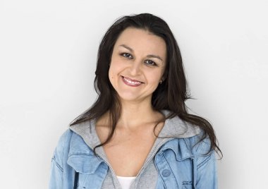 Gülümseyen genç beyaz kadın