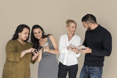 konuşmak ve akıllı telefonlar kullanarak çok ırklı insanlar