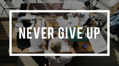 Showroom masada çalışan kadın