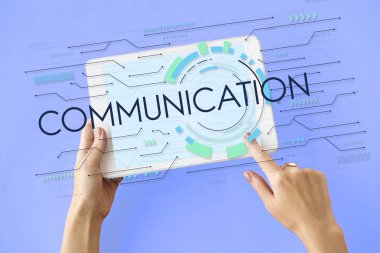 kişi holding dijital tablet