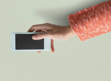 El ele tutuşan akıllı telefon.