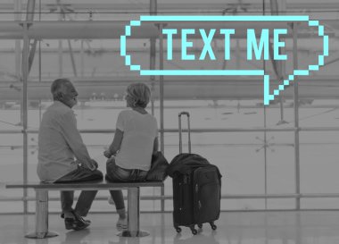 Havaalanında bankta oturmuş kıdemli Çift