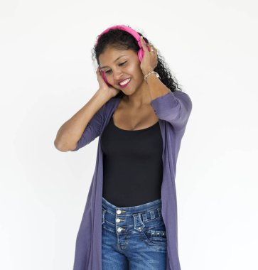 Kulaklıklı genç bir kadın.