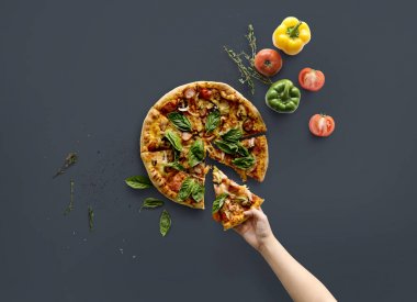 Bir dilim pizza alarak el