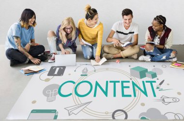 öğrenciler proje üzerinde birlikte çalışma