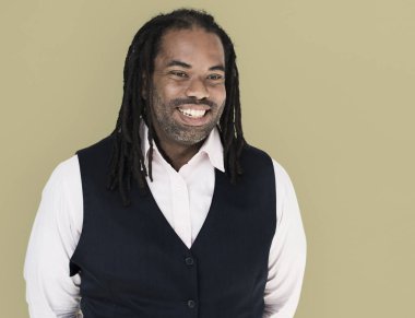 Afrika kökenli Amerikalı adam dreadlocks ile