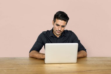 dizüstü bilgisayar kullanan adam