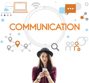 Akıllı telefon tarama şapkalı kadın