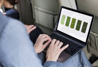 Takside laptop kullanan iş kişi 