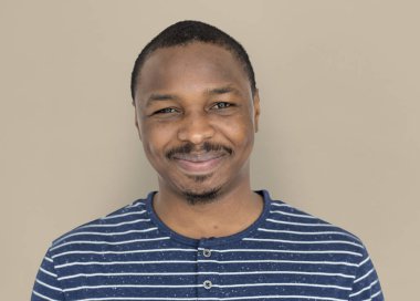 Afrikalı genç gülümseyen