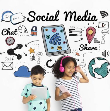 erkek ve kız dijital cihazlar kullanarak