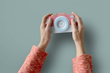 İnsan eli kamera tutarak