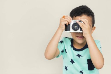 küçük çocuk alarak resim