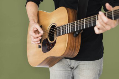 Gitar çalan adam