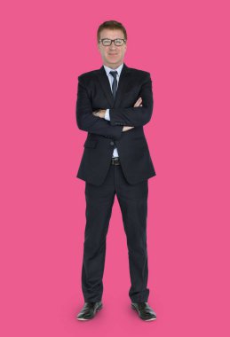 Takım elbiseli gülümseyen iş adamı