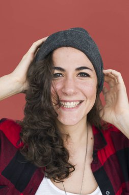 şapkalı gülümseyen kadın