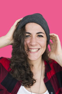 şapkalı gülümseyen kadın