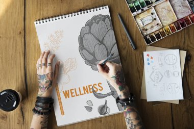 Dövmeli kişi Not Defteri'nde çizim 