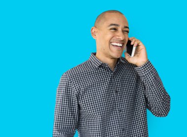 konuşmak Smartphone kullanan genç adam