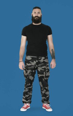 Yakışıklı ciddi sakallı adam