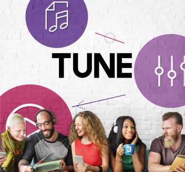 kanepede oturan ve konuşan öğrenciler