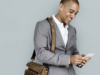 Çanta taşıyor ve mobil tarama işadamı