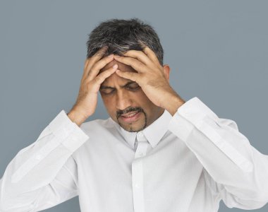 Adamın başı ağrıyor.