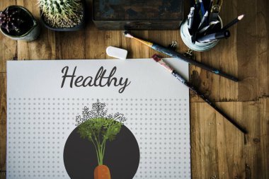 Masanın üzerinde albüm ve Boya fırçaları