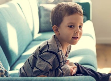 Koltukta oturan küçük çocuk